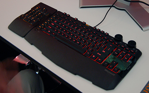 画像ギャラリー No.005のサムネイル画像 / 「X6 Keyboard」＆「X5 Mouse」。実機展示された「SideWinder」の気になるところを担当者に確認