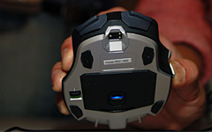 画像ギャラリー No.008のサムネイル画像 / 「SideWinder X8 Mouse」詳報。穴のないスペックは，ゲーマー向けワイヤレスマウスの概念を変えるか？