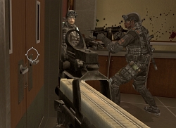 画像ギャラリー No.010のサムネイル画像 / “万人向け”のチューニングが施されたシリーズ最新作，「Rainbow Six Vegas 2 日本語マニュアル付英語版」のレビューを掲載