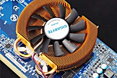 画像ギャラリー No.002のサムネイル画像 / GIGABYTE製HD 4850搭載カード初のZalmanクーラー採用モデル