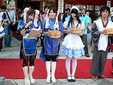 画像ギャラリー No.002のサムネイル画像 / 将門公もびっくり? メイドさん30人とダレット「スト2」キャラが神田明神で打ち水始め