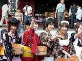 画像ギャラリー No.003のサムネイル画像 / 将門公もびっくり? メイドさん30人とダレット「スト2」キャラが神田明神で打ち水始め