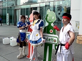 画像ギャラリー No.009のサムネイル画像 / 将門公もびっくり? メイドさん30人とダレット「スト2」キャラが神田明神で打ち水始め