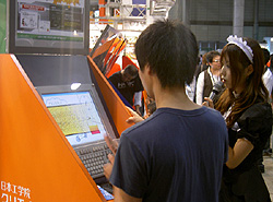 画像ギャラリー No.003のサムネイル画像 / ［TGS 2008＃099］学園祭のノリで一息つけるゲームスクールコーナー