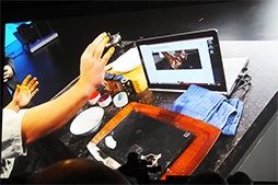 画像ギャラリー No.004のサムネイル画像 / IntelがCES 2015でアピールしたのは,最新CPUではなくRealSenseとウェアラブル機器向け超小型コンピュータだった