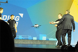 画像ギャラリー No.006のサムネイル画像 / IntelがCES 2015でアピールしたのは,最新CPUではなくRealSenseとウェアラブル機器向け超小型コンピュータだった