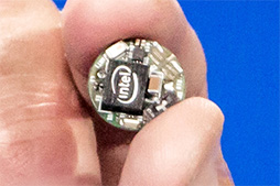 画像ギャラリー No.007のサムネイル画像 / IntelがCES 2015でアピールしたのは,最新CPUではなくRealSenseとウェアラブル機器向け超小型コンピュータだった