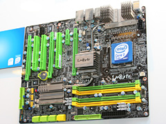 画像ギャラリー No.010のサムネイル画像 / Intel,「Atom」やIntel 4シリーズチップセットの実機をCeBITで公開
