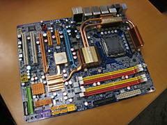 画像ギャラリー No.005のサムネイル画像 / ［COMPUTEX 2008＃01］GIGABYTE，ゲーマー＆オーバークロッカー向けP45マザーを公開