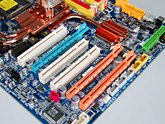 画像ギャラリー No.018のサムネイル画像 / GIGABYTEのゲーマー＆OCer向けマザーボード「GA-EP45-EXTREME」は，どこまでゲームに向くか？