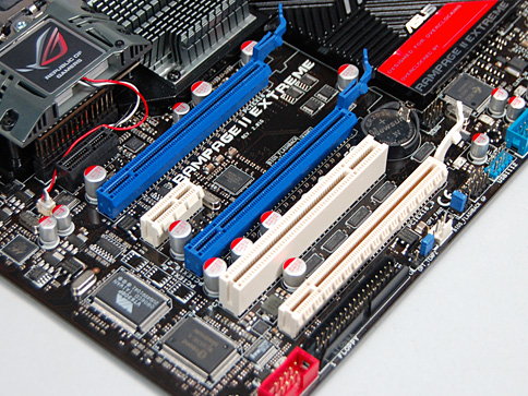 画像ギャラリー No.012のサムネイル画像 / 写真で見る，ASUSのゲーマー向けX58マザーボード「Rampage II Extreme」