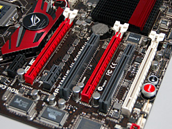 画像ギャラリー No.004のサムネイル画像 / ASUS「R.O.G.」のP55モデル「Maximus III Formula」。実機の特徴を細かくチェックする