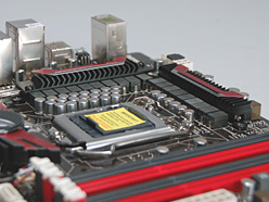 画像ギャラリー No.012のサムネイル画像 / ASUS「R.O.G.」のP55モデル「Maximus III Formula」。実機の特徴を細かくチェックする