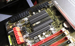 画像ギャラリー No.004のサムネイル画像 / ［COMPUTEX］LGA2011＆LGA1366ツインソケットの「Danshui Bay」はSandy Bridge-EP対応。ASUS「R.O.G.」イベント詳報