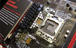 画像ギャラリー No.006のサムネイル画像 / ［COMPUTEX］LGA2011＆LGA1366ツインソケットの「Danshui Bay」はSandy Bridge-EP対応。ASUS「R.O.G.」イベント詳報