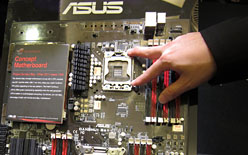 画像ギャラリー No.009のサムネイル画像 / ［COMPUTEX］LGA2011＆LGA1366ツインソケットの「Danshui Bay」はSandy Bridge-EP対応。ASUS「R.O.G.」イベント詳報