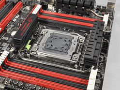 画像ギャラリー No.004のサムネイル画像 / 「Sandy Bridge-E」はまもなく登場？ ゲーマー向けX79マザーボード「Rampage IV Extreme」を写真で見る