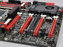 画像ギャラリー No.013のサムネイル画像 / 「Sandy Bridge-E」はまもなく登場? ゲーマー向けX79マザーボード「Rampage IV Extreme」を写真で見る