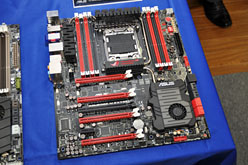 画像ギャラリー No.003のサムネイル画像 / 「ASUSならDIMM 8枚差しでも大丈夫」。ASUS,X79マザーボードの品質と機能をアピール