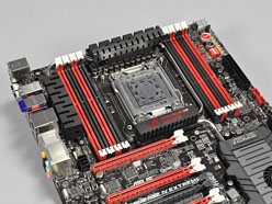 画像ギャラリー No.004のサムネイル画像 / 「ASUSならDIMM 8枚差しでも大丈夫」。ASUS,X79マザーボードの品質と機能をアピール