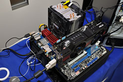 画像ギャラリー No.005のサムネイル画像 / 「ASUSならDIMM 8枚差しでも大丈夫」。ASUS,X79マザーボードの品質と機能をアピール
