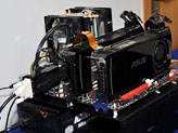画像ギャラリー No.010のサムネイル画像 / 「ASUSならDIMM 8枚差しでも大丈夫」。ASUS,X79マザーボードの品質と機能をアピール
