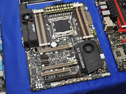 画像ギャラリー No.019のサムネイル画像 / 「ASUSならDIMM 8枚差しでも大丈夫」。ASUS,X79マザーボードの品質と機能をアピール
