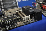 画像ギャラリー No.024のサムネイル画像 / 「ASUSならDIMM 8枚差しでも大丈夫」。ASUS,X79マザーボードの品質と機能をアピール