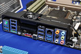 画像ギャラリー No.025のサムネイル画像 / 「ASUSならDIMM 8枚差しでも大丈夫」。ASUS,X79マザーボードの品質と機能をアピール