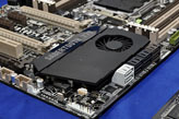 画像ギャラリー No.026のサムネイル画像 / 「ASUSならDIMM 8枚差しでも大丈夫」。ASUS,X79マザーボードの品質と機能をアピール