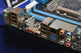 画像ギャラリー No.039のサムネイル画像 / 「ASUSならDIMM 8枚差しでも大丈夫」。ASUS,X79マザーボードの品質と機能をアピール
