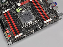 画像ギャラリー No.050のサムネイル画像 / 「ASUSならDIMM 8枚差しでも大丈夫」。ASUS,X79マザーボードの品質と機能をアピール