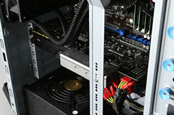 画像ギャラリー No.013のサムネイル画像 / ASUS国内初投入のゲーマー向けデスクトップPCを試す。「量販店で買えるハイエンドPC」の実力はいかに