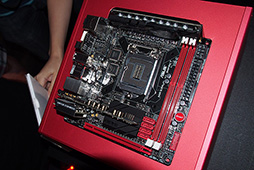 画像ギャラリー No.004のサムネイル画像 / ［COMPUTEX］ASUS，マザー全体を覆うカバーを採用したゲーマー向けマザー「Maximus VI Formula」発表。R.O.G.初のMini-ITXモデルも