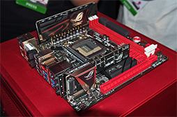 画像ギャラリー No.005のサムネイル画像 / ［COMPUTEX］ASUS，マザー全体を覆うカバーを採用したゲーマー向けマザー「Maximus VI Formula」発表。R.O.G.初のMini-ITXモデルも