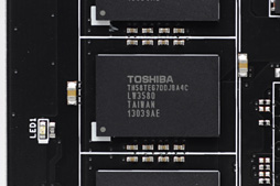 画像ギャラリー No.012のサムネイル画像 / ASUS，そしてR.O.G.初のSSDは買いか。PCIe x2接続モデル「RAIDR Express」を試す