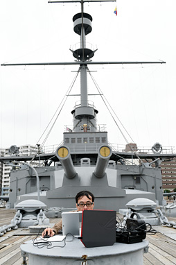 画像ギャラリー No.047のサムネイル画像 / 【PR】世界初! ASUSのデスクトップPC「ROG GR6」を戦艦三笠艦内に設置し,三笠を操艦するの巻