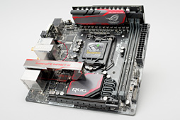画像ギャラリー No.002のサムネイル画像 / Mini-ITXに対応したSkylake対応のR.O.G.マザーボード「MAXIMUS VIII IMPACT」。相変わらずの高い機能性は要チェックだ