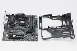 画像ギャラリー No.027のサムネイル画像 / 「ROG MAXIMUS IX FORMULA」を細かく見てみる。Z270搭載のゲーマー向けフラグシップマザーボードはありやなしや?