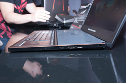 画像ギャラリー No.009のサムネイル画像 / ［COMPUTEX］GTX 1080搭載なのに厚さわずか18mmのゲーマー向けノートPC「ROG Zephyrus」，その見た目とスペックに迫る