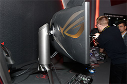 画像ギャラリー No.005のサムネイル画像 / ［COMPUTEX］ASUSがHDR対応のゲーマー向け液晶ディスプレイ2製品を披露。湾曲型とフラットな4Kモデルをラインナップ