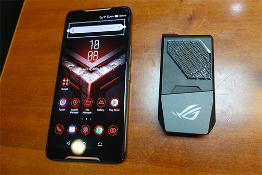 画像ギャラリー No.003のサムネイル画像 / ［COMPUTEX］ASUSがゲーマー向けスマートフォン「ROG Phone」を発表。高クロック駆動のSnapdragon 845を冷やす外付けクーラー付き