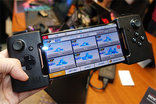 画像ギャラリー No.005のサムネイル画像 / ［COMPUTEX］ASUSがゲーマー向けスマートフォン「ROG Phone」を発表。高クロック駆動のSnapdragon 845を冷やす外付けクーラー付き