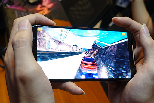 画像ギャラリー No.017のサムネイル画像 / ［COMPUTEX］ASUSがゲーマー向けスマートフォン「ROG Phone」を発表。高クロック駆動のSnapdragon 845を冷やす外付けクーラー付き