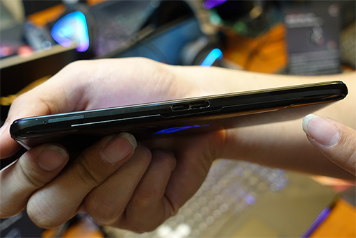 画像ギャラリー No.018のサムネイル画像 / ［COMPUTEX］ASUSがゲーマー向けスマートフォン「ROG Phone」を発表。高クロック駆動のSnapdragon 845を冷やす外付けクーラー付き