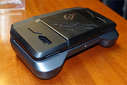 画像ギャラリー No.020のサムネイル画像 / ［COMPUTEX］ASUSがゲーマー向けスマートフォン「ROG Phone」を発表。高クロック駆動のSnapdragon 845を冷やす外付けクーラー付き