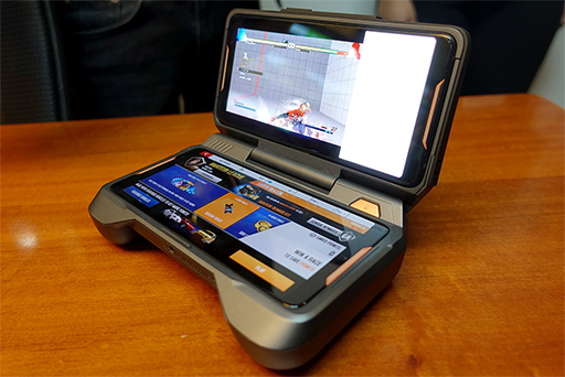 画像ギャラリー No.022のサムネイル画像 / ［COMPUTEX］ASUSがゲーマー向けスマートフォン「ROG Phone」を発表。高クロック駆動のSnapdragon 845を冷やす外付けクーラー付き