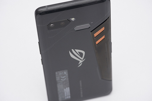 画像ギャラリー No.002のサムネイル画像 / 「ROG Phone」レビュー。確かにこれは「ゲーマー向けスマートフォン」だ