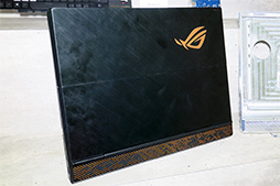 画像ギャラリー No.005のサムネイル画像 / ほとんど「バッテリー内蔵のディスプレイ一体型PC」? ASUSが一風変わった“ゲーマー向けノート”を発表