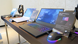 画像ギャラリー No.002のサムネイル画像 / ASUS，薄型ノートPCやゲーマー向けモバイルディスプレイなど新製品を多数発表。ゲームにも使える2画面ノートPCも注目だ
